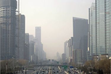 Buildings are seen on a hazy day in Beijing January 26, 2010. Beijing's Mayor Guo Jinlong said on Monday that the Chinese capital faces an "extremely serious" pollution problem, unveiling a target for "blue sky days" below the number achieved for all of 2009. REUTERS