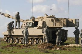 IRAQ : US soldiers from the Alpha Tank unit train-up Iraqi soldiers of the Sixth Brigade in the use of M109 artillery at the Ghazlan base, south of the restive