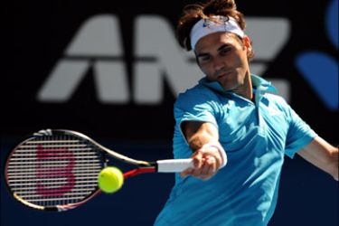 afp : Swiss tennis player Roger Federer plays a forehand return during his men's singles match against Russian opponent Igor Andreev on the second day of play at the