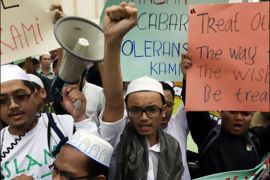 epa : epa01982932 Malaysian muslims protest against a court ruling allowing Christians to use the word Allah outside the Kampung Baru Mosque after friday prayer in Kuala