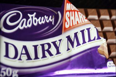 epa : epa01994693 (FILE) A file photograph showing a Cadbury's milk chocolate bar in London, Britain, 19 June 2007. Kraft Foods is expected to raise its bid for Cadbury to