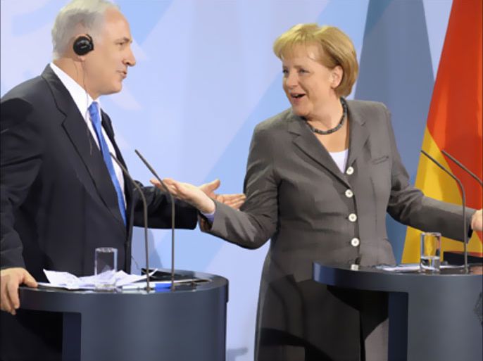 German Chancellor Angela Merkel and Israeli Prime Minister Benjamin Netanyahu joke during a joint press conference on January 18, 2010 at the Chancellory in Berlin