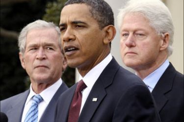 r : U.S. President Barack Obama is joined by former U.S. Presidents George W. Bush (L) and Bill Clinton (R) in the Rose Garden of the White House in Washington while
