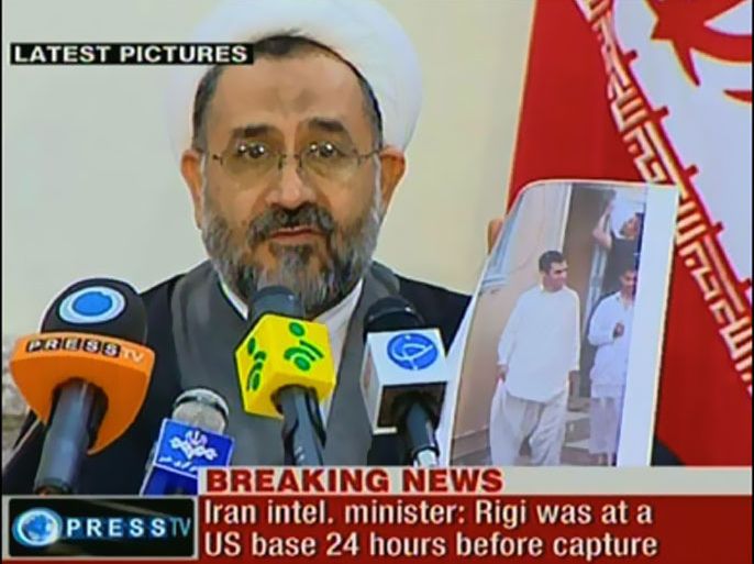 F/An image grab taken on February 23, 2010 from Iran's English-language official Press TV station shows Iranian Intelligence Minister Heydar Moslehi showing a picture of top Sunni militant Abdolmalek Rigi during a press conference in Tehran. Iran said it arrested Rigi, the alleged mastermind of several deadly bombings who reportedly operated from neighbouring Pakistan. AFP PHOTO/PRESS TV == RESTRICTED TO EDITORIAL USE ==