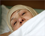 
عراقية مصابة بسرطان الدم بمستشفى بالعاصمة الأردنية في أغسطس/آب 2008 (رويترز-أرشيف)عراقية مصابة بسرطان الدم بمستشفى بالعاصمة الأردنية في أغسطس/آب 2008 (رويترز-أرشيف)