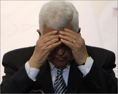 المحللون اعتبروا تراجع عباس عن شروطه تنازلا مجانيا غير مبرر (رويترز)
