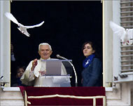البابا أعرب عن أسفه الشديد لما كشف عنه التقرير (رويترز)