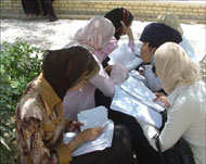 يبذل الطلاب جهودا مضنية للحصول على الشهادة الجامعية (الجزيرة نت)