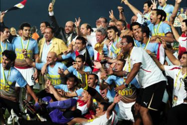 epa : 02013194 Members of the Egyptian squad celebrate after receiving the winners trophy following the Africa Cup of Nations final soccer match between Ghana and Egypt in