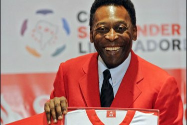 F/Brazilian football star Pele shows a jersey with his signature during a press conference on the Copa Libertadores 2010, in Mexico City, on February 22, 2010. AFP PHOTO/Alfredo Estrella