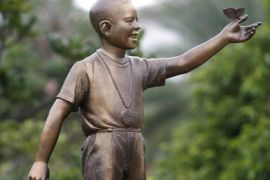 epa02018986 Two Indonesian children touch the bronze statue of a smiling 10-year-old Barack Hussein Obama, now US president, at Menteng Park, Jakarta,
