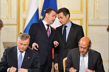 f_French President Nicolas Sarkozy (2d row R) chats with his Russian counterpart Dmitry Medvedev (2d row L), as CEO of French industrial giant Alstom SA Patrick Kron (R