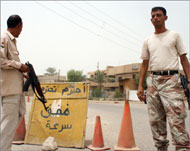عنصران تابعان لأحد مجالس الصحوة في حي الدورة جنوبي بغداد (الفرنسية-أرشيف)