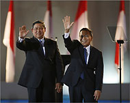الرئيس الإندونيسي (يسار) ونائبه بوديونو(رويترز-أرشيف)