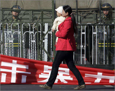 سياسة الطفل الواحد مطبقة بشكل صارم في الصين ولا يستثنى منها إلا حالات نادرة (رويترز)