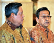 الرئيس الإندونيسي يدويونو(يسار) ونائبه بوديونو (الفرنسية)