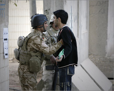 شرطي يفتش عراقيا قبل دخوله أحد مراكز الاقتراع ببغداد (الفرنسية)