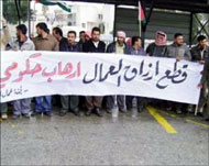 من اعتصام لعمال مفصولين أمام رئاسة الحكومة بالأردن (الجزيرة نت-أرشيف) 