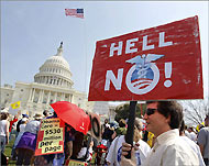 معارضون لمشروع الرعاية الصحية يتظاهرون أمام الكونغرس قبل انطلاق عملية التصويت (رويترز)