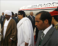 القذافي مستقبلا الرئيس السوداني عمر البشير (الفرنسية)