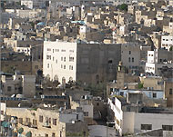 مدرسة أسامة في الخليل (وسط) تحولت من تراث عثماني إلى بؤرة استيطانية (الجزيرة نت)