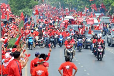 Red Shirt supporters of ousted premier Thaksin Shinawatra parade during an anti-government protest in Bangkok on March 27, 2010. Some 80,000 red-shirted protesters fanned out through the Thai capital's old quarter, reviving their campaign for new polls to replace a government they reject as undemocratic.