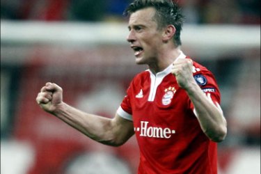 r : Ivica Olic of Bayern Munich celebrates after he scored the winning goal during their Champions League quarter-final soccer match against Manchester United in Munich March