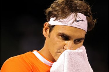 KEY BISCAYNE, FL - MARCH 30: Roger Federer of Switzerland wipes his face while playing against Tomas Berdych of the Czech Republic during day eight of the 2010 Sony Ericsson Open at Crandon Park Tennis Center on March 30, 2010 in Key Biscayne, Florida. Al Bello/Getty Images/AFP== FOR NEWSPAPERS, INTERNET, TELCOS & TELEVISION USE ONLY ==