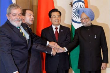 epa01763038 Brazilian President Luiz Inacio Lula da Silva (L), Russian President President Dmitry Medvedev (2-L), Chinese President Hu Jintao (2-R) and Indian Prime Minister Manmohan Singh (R) pose for a picture during the first full-format BRIC (Brazil-Russia-India-China) summit in Yekaterinburg, Russia, 16 June 2009. Dmitry Medvedev said, the BRIC summit gives