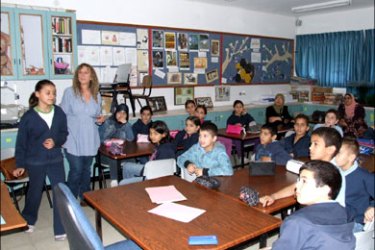 طلاب عرب يدرسون بالمرحلة الابتدائية