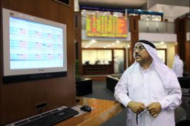 r : An investor looks at stock information in front of an electronic display board at the Dubai International Financial Market March 21, 2010. REUTERS/Ahmed Jadallah (UNITED