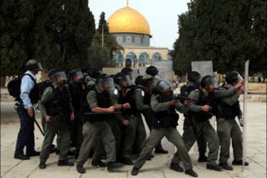 afp : Israeli border police clash with Palestinian stone throwers at Jerusalem's Al-Aqsa Mosque compound -- one of Islam's holiest sites, on March 5, 2010. Israeli police