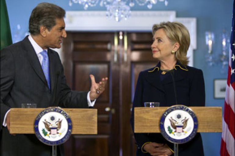 epa : 02090982 US Secretary of State Hillary Clinton (R) holds a brief press conference after a bilateral meeting with Pakistani Prime Minister Mahmoud Qureshi at the State