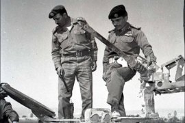 الملك الراحل حسين وقائد معركة الكرامة مشهور الجازي فوق دبابة إسرائيلية بعد المعركة