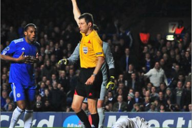 Chelsea's Ivorian striker Didier Drogba (L) is given a red card by match referee Wolfgang Stark (C) after a foul on Inter Milan's Brazilian midfielder Thiago Motta (R) during their second leg in the round of 16 UEFA Champions League match at home to Chelsea at Stamford Bridge football stadium, London on March 16