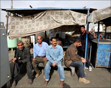 سبعة ملايين عراقي تحت خط الفقر وفقا لأرقام الجهاز المركزي للإحصاء (الفرنسية)