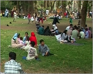 المصريون يحتفلون بيوم شم النسيم بالخروج إلى الحدائق (الجزيرة نت)