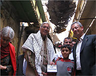 الطفل الفلسطيني غاندي مع حفيد غاندي الهندي (الجزيرة نت)