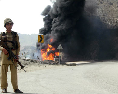 جندي باكستاني قرب صهريج فجره مقاتلو طالبان قبل يومين قرب منطقة خيبر (الفرنسية)