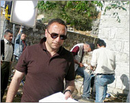 باسل الخطيب في موقع التصوير (الجزيرة نت)