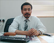 الدكتور خالد عمر أحمد إبراهيم: عمار ساعدنا كثيرا في معرفة مرض ابنه (الجزيرة نت)