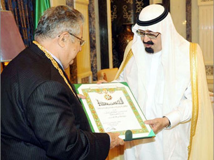 Saudi Arabia's King Abdullah (R) awards Iraq's President Jalal Talabani with the King Abdull Aziz Medal at the Royal Palace in Riyadh April 11, 2010
