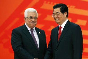 Chinese President Hu Jintao (R) shakes hands with Palestinian President Mahmoud Abbas during a welcoming ceremony ahead of the opening of the Shanghai