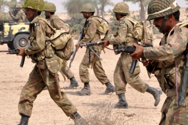 epa02115573 Pakistani Army soldiers perform during the third phase of biggest ever month long army field exercise, Azm-e-Nau 3 in Khairpur Tamianwali, Pakistan