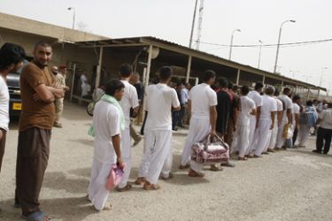 Iraqi prisoners queue before their release from Al-Rusafa detention facility in Baghdad on April 29, 2010. About 120 prisoners were set free at Al-Rusafa, according to Iraqi