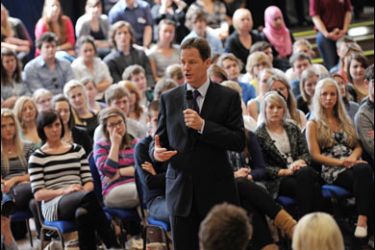 f/British Opposition Liberal Democrat Party Leader Nick Clegg (C) gives a speech to students and staff during a visit to Oxford Brookes University in central England, on April 28, 2010.