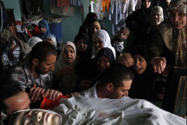 f/Relatives of Palestinian Ahmed Salim, 20, mourn over his body during his funeral in Gaza City on April 28, 2010.