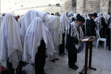 Jewish worshippers pray at the Western Wall, Judaism's holiest prayer site, in Jerusalem's Old City April 1, 2010, during the Jewish holiday of Passover. REUTERS/Darren Whiteside (JERUSALEM - Tags: RELIGION)