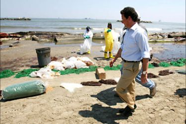 r_BP Chief Executive Officer Tony Hayward looks on as crew members clean up the beach in Port Fourchon, Louisiana May 24, 2010. The U.S. government piled pressure on BP