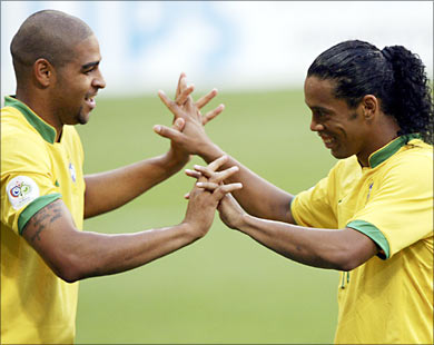 رونالدينيو (يمين) وأدريانو لن يشاركا في مونديال جنوب أفريقيا 2010 (رويترز-أرشيف) 